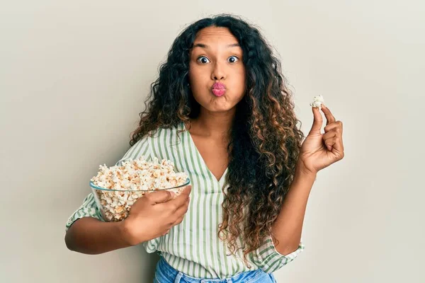 Jonge Latijnse Vrouw Die Popcorn Puffende Wangen Eet Met Een — Stockfoto