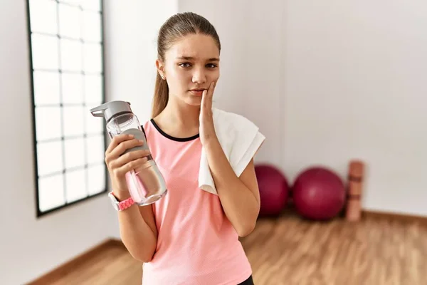 Jeune Adolescente Brune Portant Des Vêtements Sport Tenant Une Bouteille — Photo