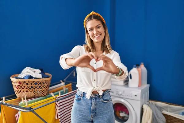 Ung Blond Kvinna Tvättstugan Ler Kärlek Gör Hjärta Symbol Form — Stockfoto