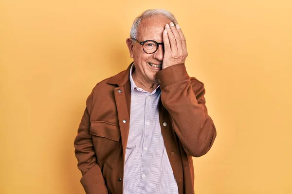 Älterer Mann Mit Grauen Haaren Trägt Lässige Jacke Und Brille — Stockfoto