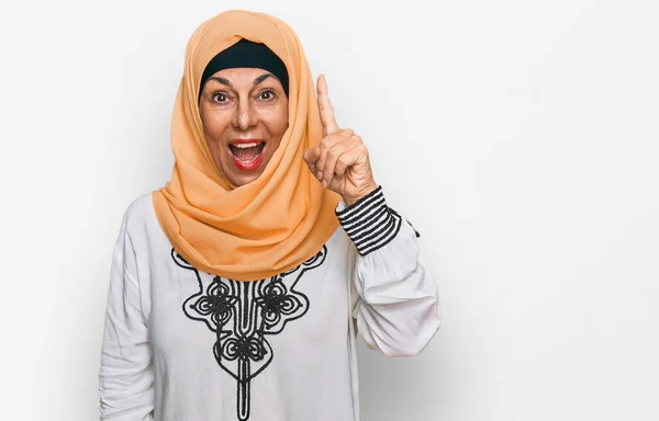 Mulher Hispânica Meia Idade Usando Tradicional Lenço Islâmico Hijab Apontando — Fotografia de Stock