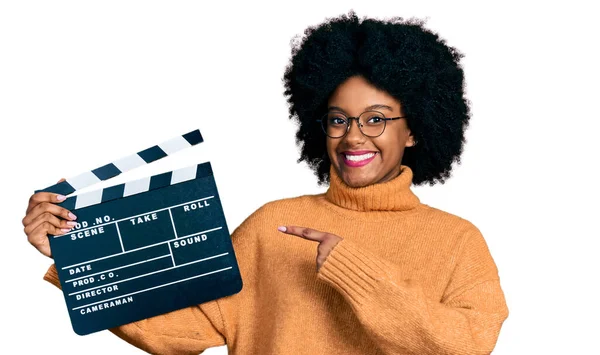 Jovem Afro Americana Segurando Vídeo Filme Clapboard Sorrindo Feliz Apontando — Fotografia de Stock