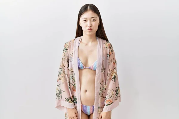 Jovem Mulher Asiática Vestindo Biquíni Quimono Floral Soprando Bochechas Com — Fotografia de Stock