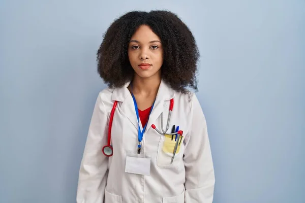 Jeune Femme Afro Américaine Portant Uniforme Médecin Stéthoscope Détendue Avec — Photo