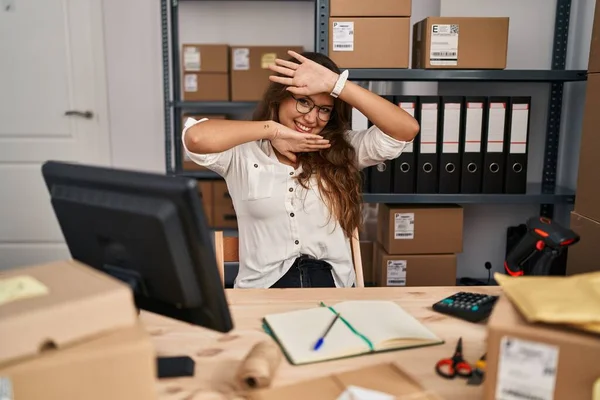 Mulher Hispânica Jovem Trabalhando Comércio Eletrônico Pequenas Empresas Sorrindo Alegre — Fotografia de Stock