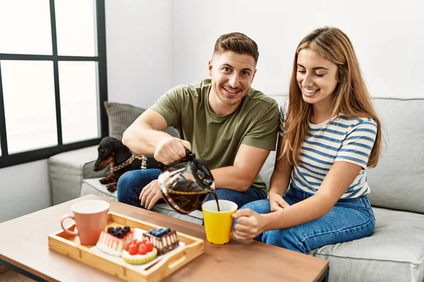 Unga Latinamerikanska Par Ler Glada Att Frukost Sittandes Soffan Med — Stockfoto