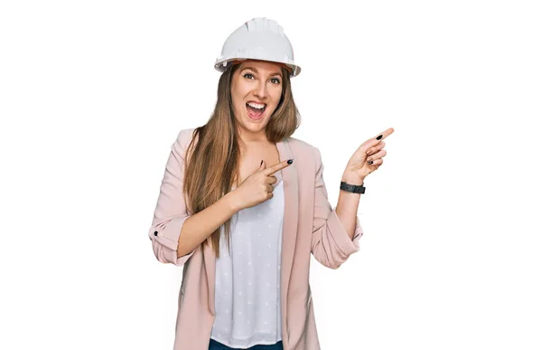 Joven Mujer Rubia Vestida Arquitecto Hardhat Sonriendo Mirando Cámara Apuntando — Foto de Stock