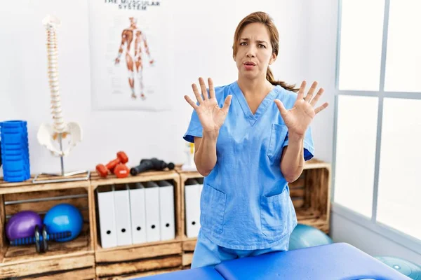 Mulher Fisioterapeuta Hispânica Meia Idade Que Trabalha Clínica Recuperação Dor — Fotografia de Stock