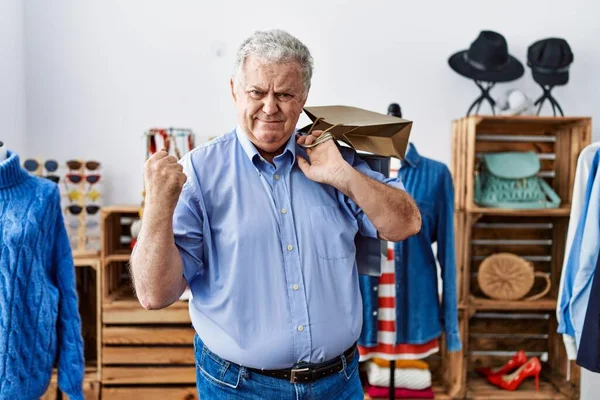 Senior Man Met Grijs Haar Houden Van Winkeltassen Winkel Schreeuwen — Stockfoto