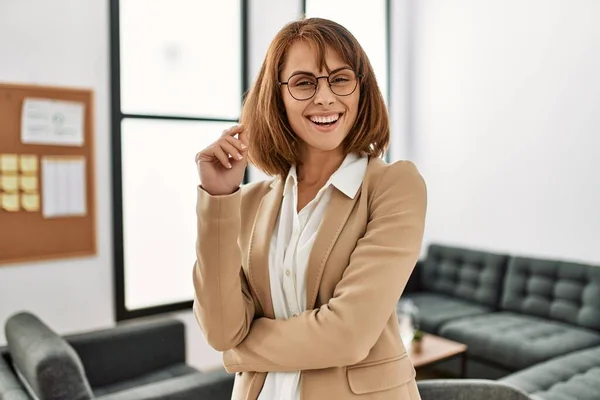 Joven Mujer Negocios Caucásica Sonriendo Feliz Pie Con Los Brazos —  Fotos de Stock