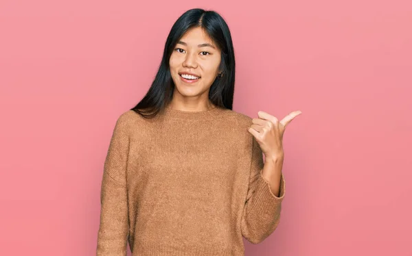 Bela Jovem Ásia Mulher Vestindo Casual Inverno Suéter Sorrindo Com — Fotografia de Stock