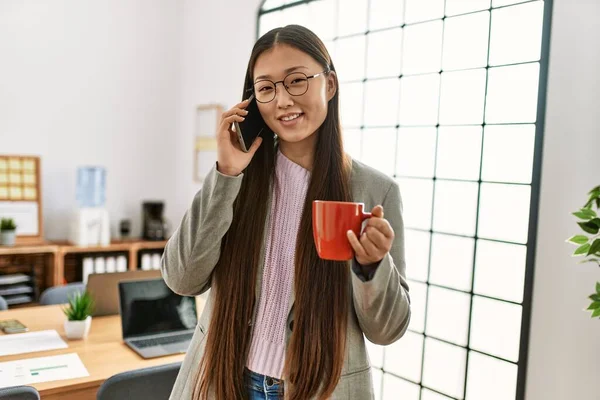 Genç Çinli Kadını Akıllı Telefonla Konuşuyor Ofiste Kahve Içiyor — Stok fotoğraf