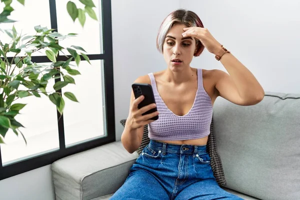 Jonge Mooie Vrouw Met Behulp Van Smartphone Typen Bericht Zitten — Stockfoto