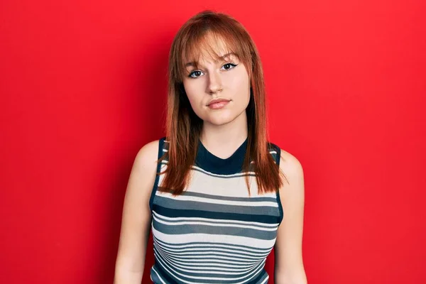 Sıradan Tişört Giyen Kızıl Saçlı Genç Bir Kadın Yüzünde Ciddi — Stok fotoğraf