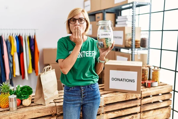 Mujer Rubia Mediana Edad Vistiendo Una Camiseta Voluntaria Con Dinero — Foto de Stock