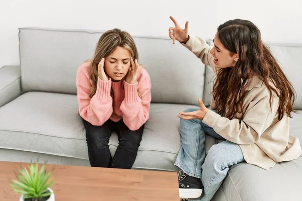 Pasangan Muda Duduk Sofa Membahas Rumah — Stok Foto