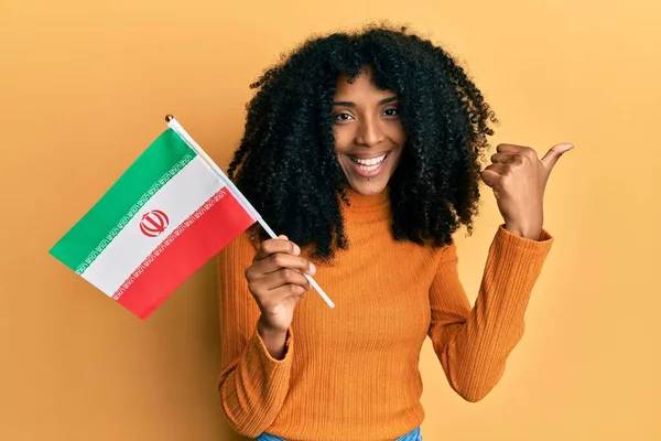 African American Woman Afro Hair Holding Kurdistan Flag Pointing Thumb — Stock Photo, Image