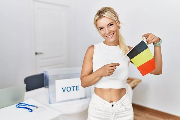 Jovem Caucasiana Eleição Campanha Política Segurando Bandeira Bélgica Sorrindo Feliz — Fotografia de Stock