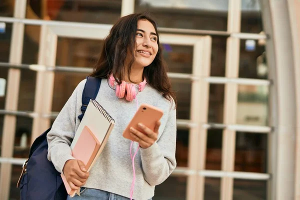 Fiatal Közel Keleti Diák Lány Mosolyog Boldog Segítségével Okostelefon Városban — Stock Fotó