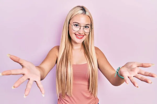 Menina Loira Jovem Vestindo Roupas Casuais Sorrindo Alegre Oferecendo Mãos — Fotografia de Stock