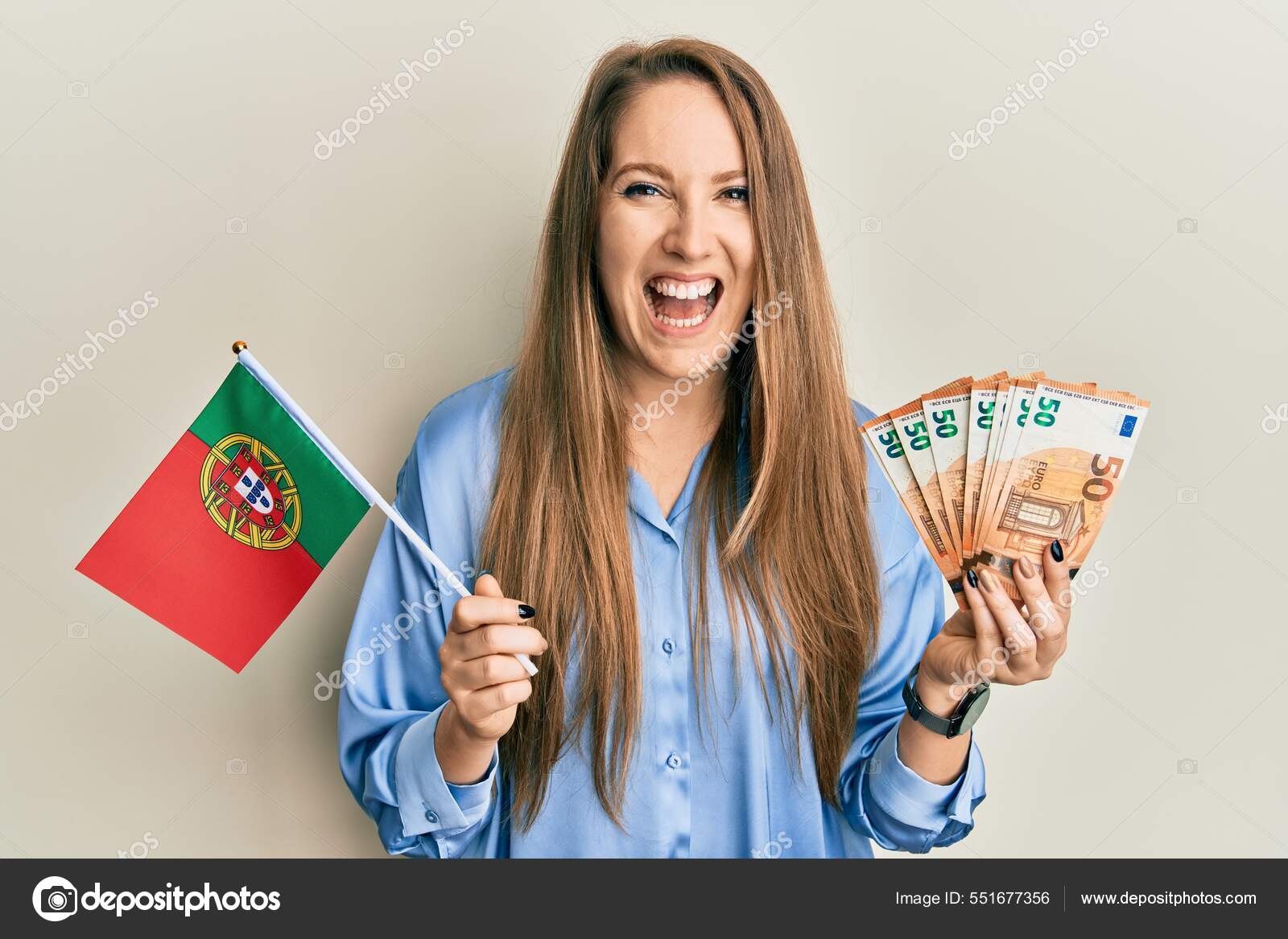 年轻的金发女郎举着葡萄牙国旗和欧元钞票笑着大声笑着因为这是个可笑的疯狂笑话——图库图片© Krakenimages.com #551677356