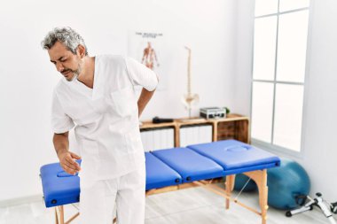 Orta yaşlı İspanyol terapist. Ağrı kesici kliniğinde çalışıyor. Sırt ağrısı çekiyor. 