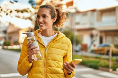 Genç İspanyol kız şehirde akıllı telefon ve içme suyu kullanıyor..