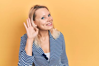 İş ceketi giymiş güzel, beyaz bir kadın kulağına fısıldayarak dedikodu ya da dedikoduları dinliyor. Sağırlık kavramı. 