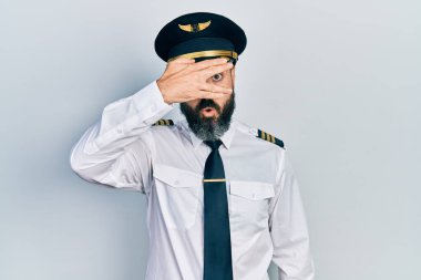 İspanyol asıllı genç adam, uçak pilotu üniforması giyiyor. Şoka giriyor, yüzünü ve gözlerini kapıyor, utangaç ifadesiyle parmaklarından bakıyor.. 