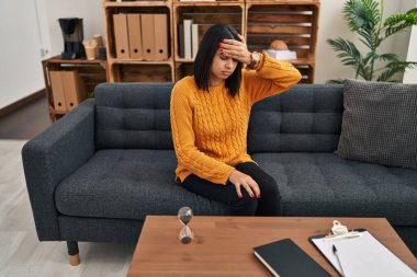 Genç Latin kadın hasta klinikte psikoloji seansı yapıyor.