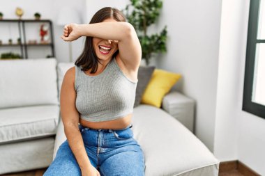 Genç esmer kadın evdeki kanepede oturuyor. Gülümsüyor, gülümsüyor ve elleriyle dikizliyordu. Şaşırdım ve çıktım. 