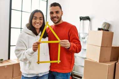 Genç latin çift gülümsüyor mutlu ev projeleri yeni ev..