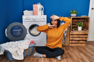 Genç İspanyol kadın çamaşırlarını yıkıyor. Neşeli bir şekilde gülümsüyor ve elleriyle dikizliyordu. Şaşırdım ve çıktım. 