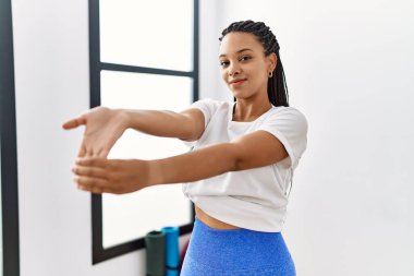 Genç Afro-Amerikan kadın gülümsüyor spor merkezinde kendine güvenen