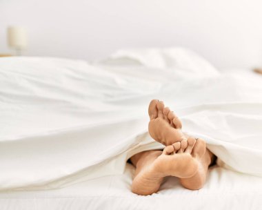 Orta yaşlı İspanyol kadın yatak odasında uyuyor.