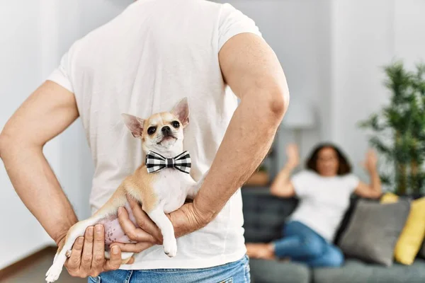 Hombre Sorprendiendo Esposa Con Adorable Perro Casa — Foto de Stock