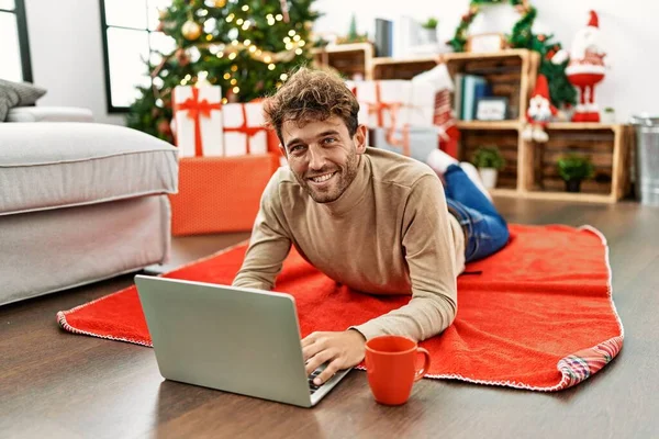 Joven Hispano Usando Laptop Tumbado Junto Árbol Navidad Casa — Foto de Stock