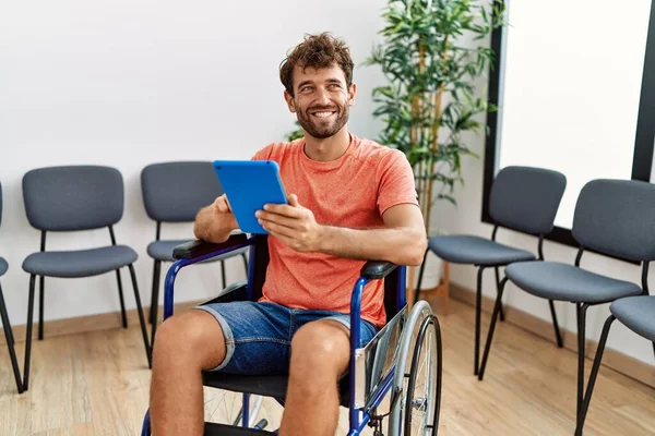 Klinik Bekleme Odasında Tekerlekli Sandalyede Oturan Dokunmatik Ped Kullanan Genç — Stok fotoğraf