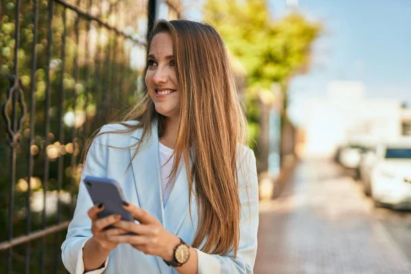 Genç Sarışın Kadını Şehirde Akıllı Telefon Kullanarak Mutlu Bir Şekilde — Stok fotoğraf