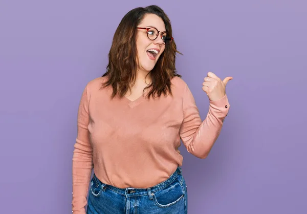 Joven Mujer Talla Grande Vistiendo Ropa Casual Gafas Sonriendo Con — Foto de Stock