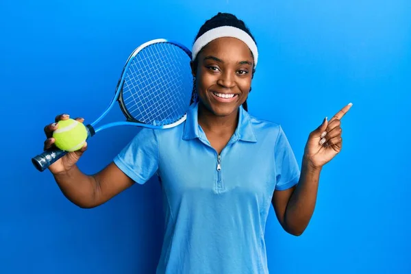 Afro Amerikaanse Vrouw Met Gevlochten Haar Spelen Tennis Holding Racket — Stockfoto