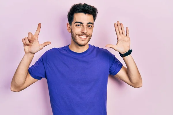 Gündelik Tişört Giyen Genç Spanyol Adam Yedi Numarayı Gösterip Işaret — Stok fotoğraf