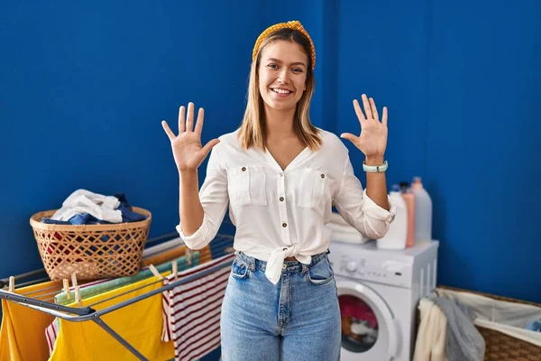 Junge Blonde Frau Der Waschküche Zeigt Mit Finger Nummer Zehn — Stockfoto