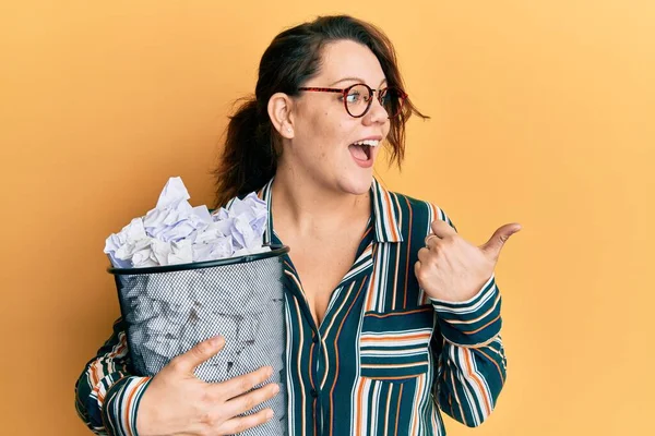 Jonge Blanke Vrouw Die Een Prullenbak Vol Met Verfrommelde Papieren — Stockfoto