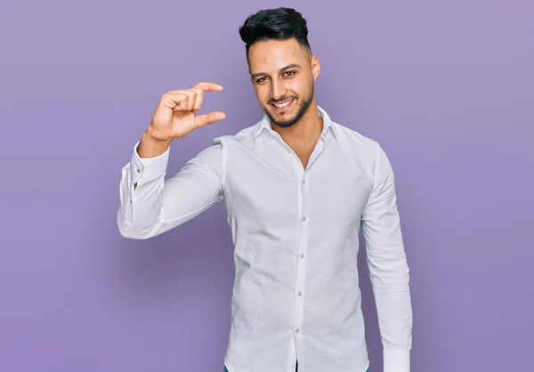 Ung Arab Man Bär Casual Kläder Leende Och Självsäker Gest — Stockfoto