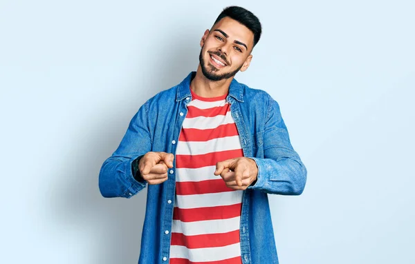 Junger Hispanischer Mann Mit Bart Lässiger Jeansjacke Der Mit Erhobenem — Stockfoto