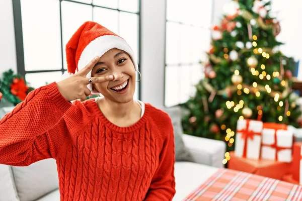 Mulher Hispânica Jovem Com Cabelo Curto Usando Chapéu Natal Sentado — Fotografia de Stock