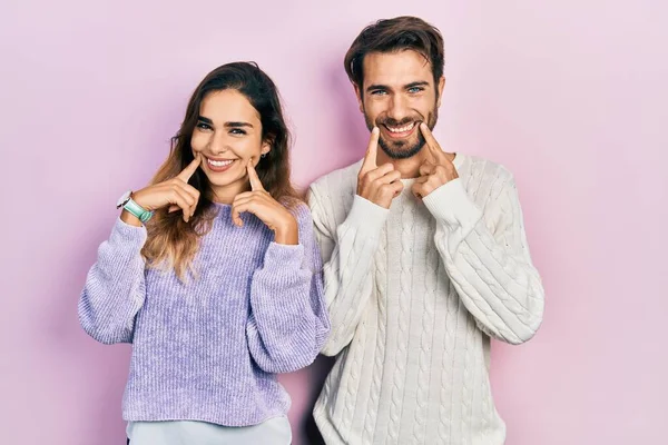 Jeune Couple Hispanique Portant Des Vêtements Décontractés Souriant Avec Bouche — Photo