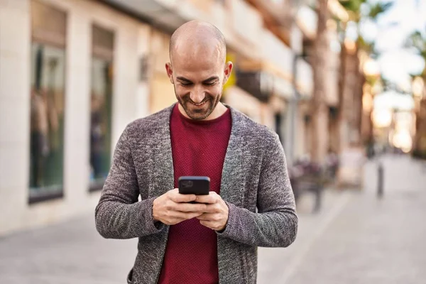 Joven Sonriendo Confiado Usando Smartphone Calle —  Fotos de Stock