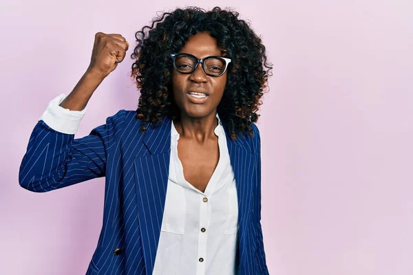 Fiatal Afro Amerikai Üzleti Ruhát Szemüveget Visel Dühös Őrült Felemelő — Stock Fotó